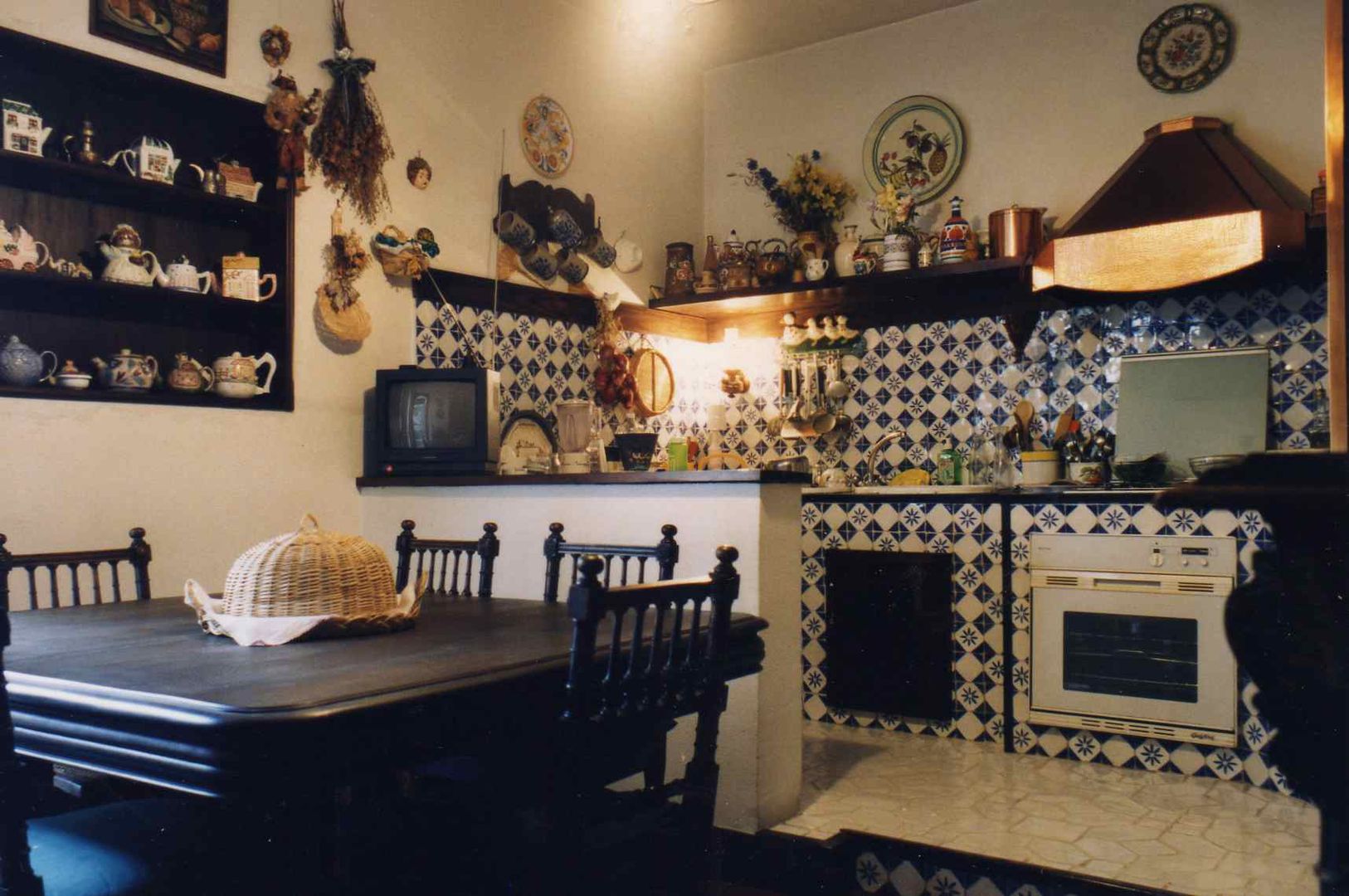 UNA CASA ANTICA DENTRO UNA CASA MODERNA A NAPOLI, arch. Consuelo de Michele arch. Consuelo de Michele Built-in kitchens Ceramic