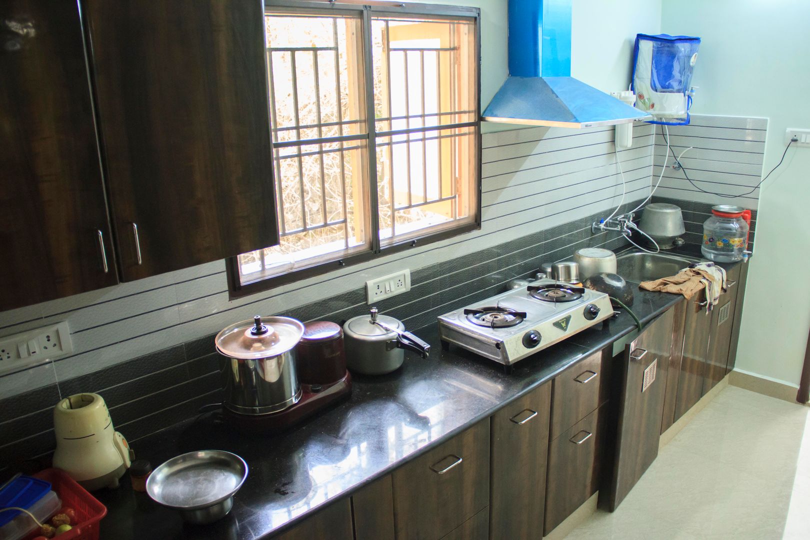 Modular Kitchen , Ajith interiors Ajith interiors Nhà bếp phong cách hiện đại Ván ép Bench tops