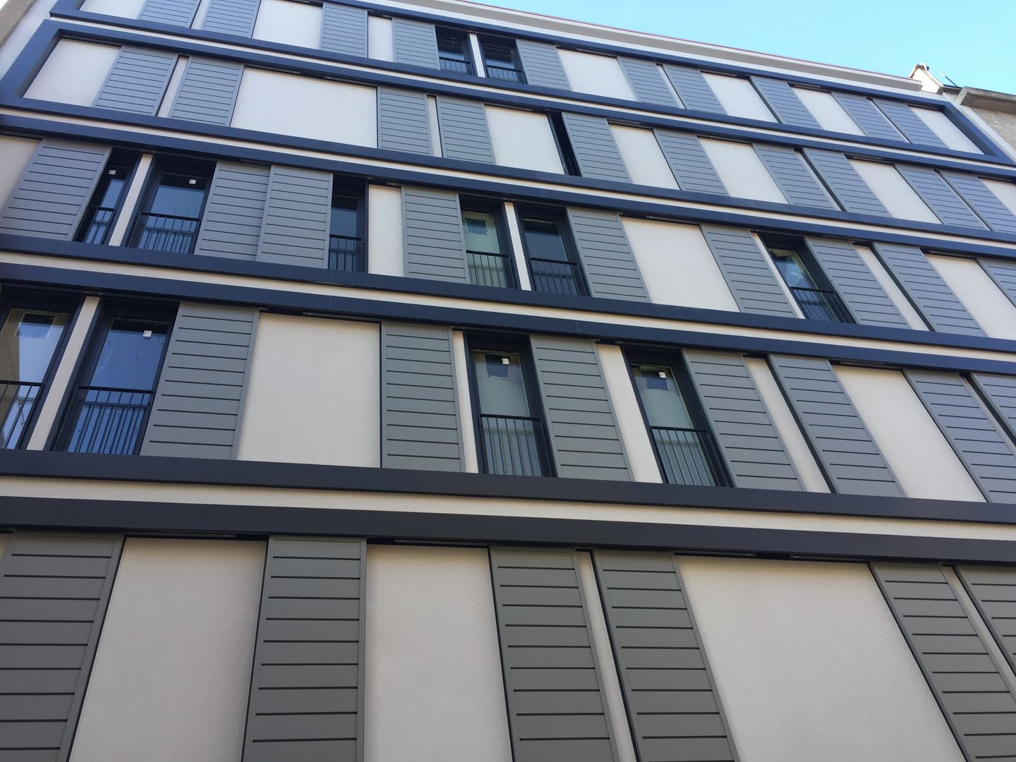 Ristrutturazione di Edificio in Milano, Rossetto Zora Architettura Rossetto Zora Architettura منزل عائلي كبير الألومنيوم / الزنك