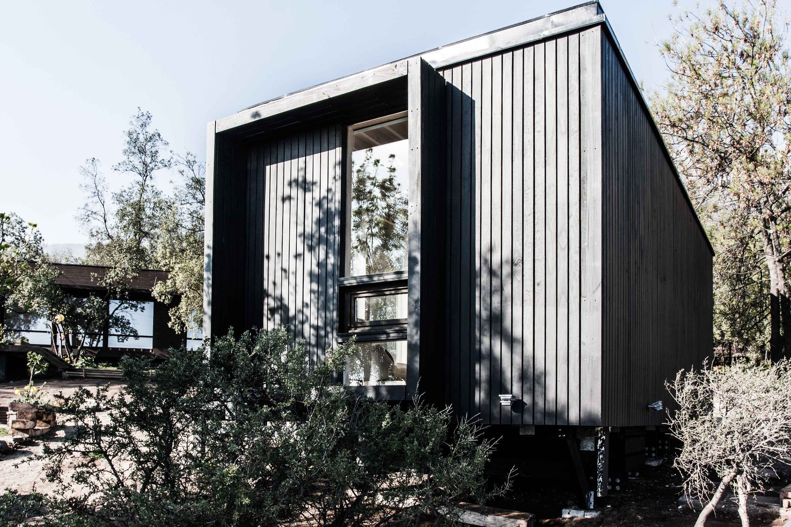 Estudio y casa de invitados lo cañas, Fachada poniente MACIZO, ARQUITECTURA EN MADERA Casas de madera Madera Acabado en madera madera,casa,refugio,estudio,casa de invitados,los andes,precordillera