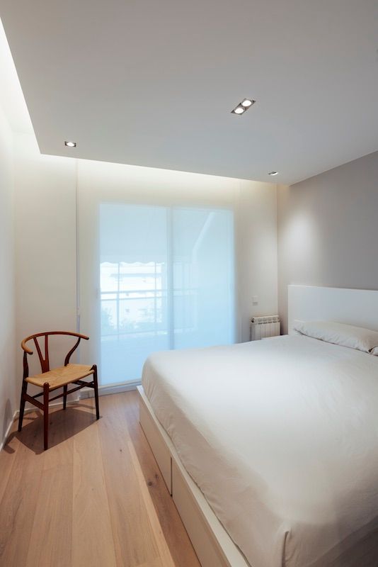 Dormitorio minimalista Studioapart Interior & Product design Barcelona Cuartos de estilo minimalista Madera Acabado en madera