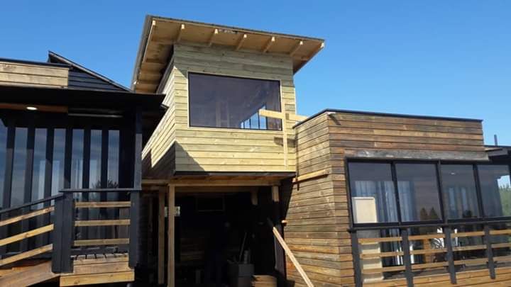 ampliacion rancho pinares, punta de lobos, pichilemu , chile, Q-bo proyectos de construccion Q-bo proyectos de construccion バンガロー 木 木目調