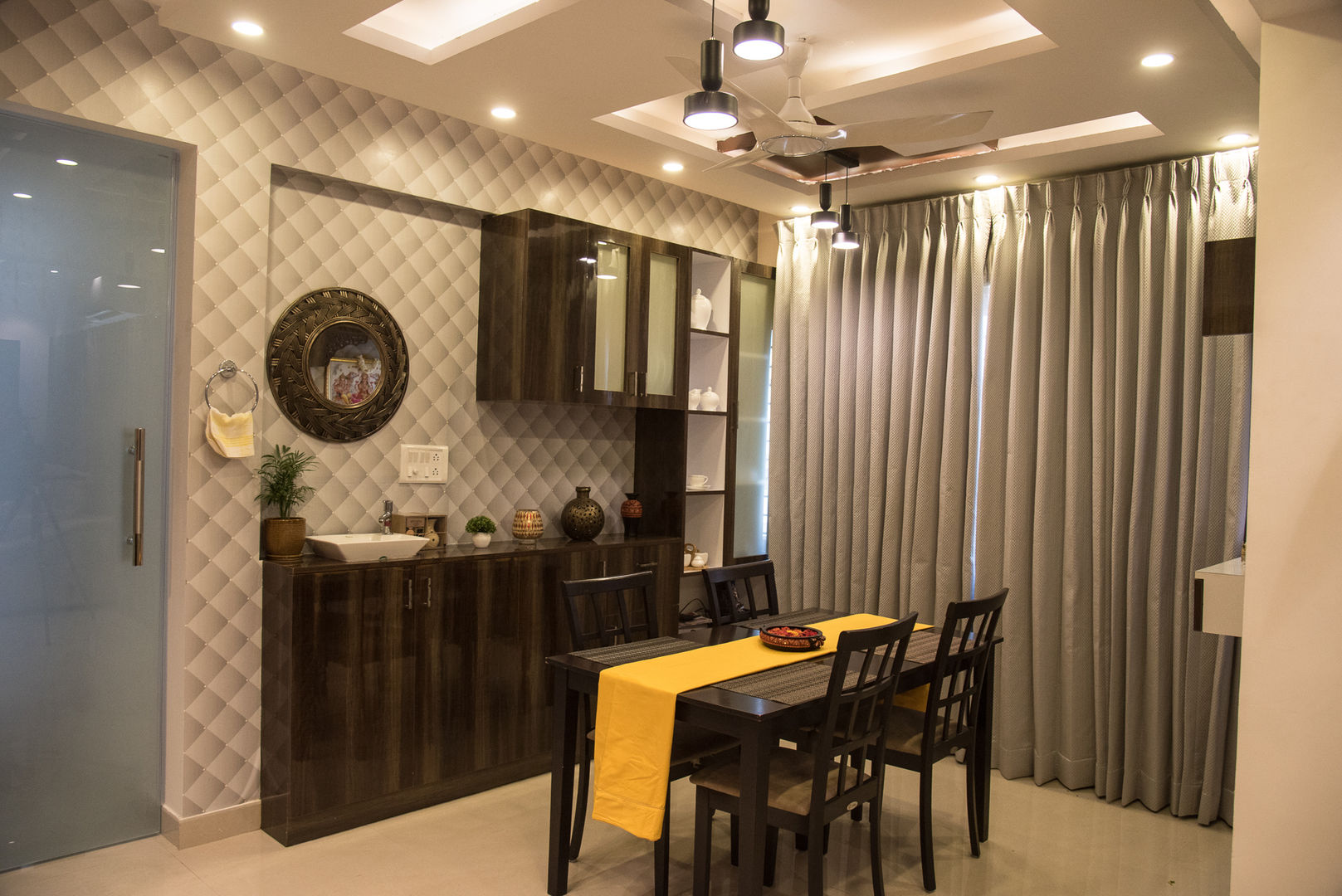 Premium 3 BHK Interiors for a Doctor's residence at Chennai, Aikaa Designs Aikaa Designs غرفة السفرة