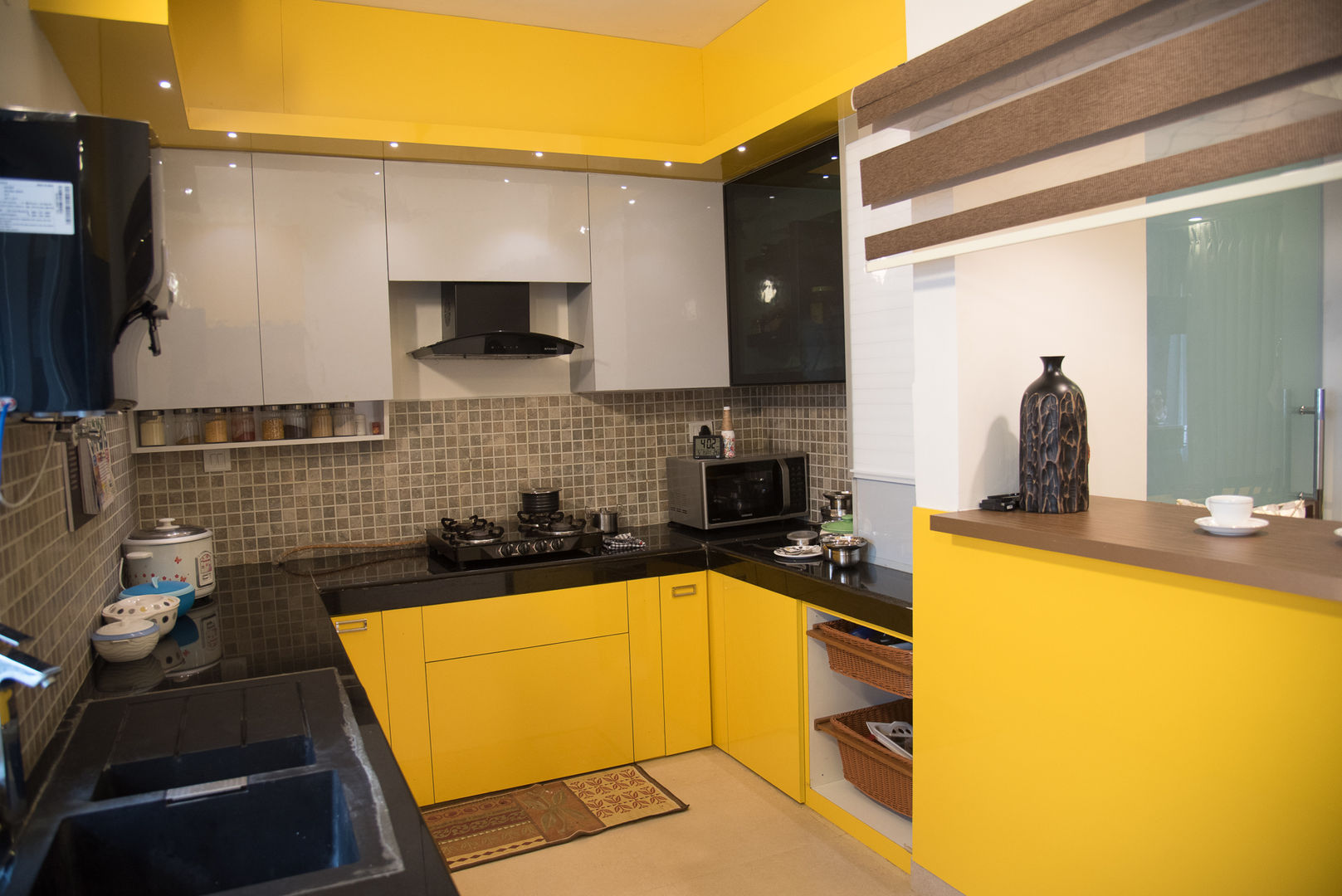 Modern Kitchen by Aikaa Designs Aikaa Designs Built-in kitchens
