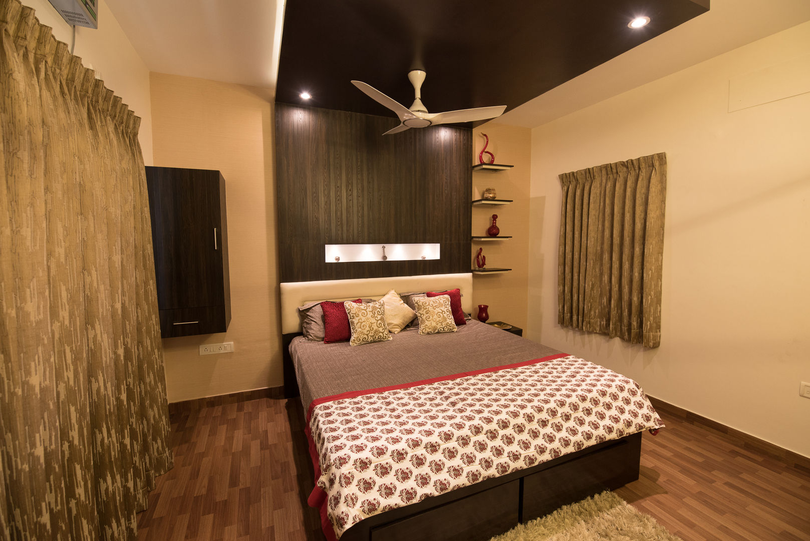 Premium 3 BHK Interiors for a Doctor's residence at Chennai, Aikaa Designs Aikaa Designs غرفة نوم