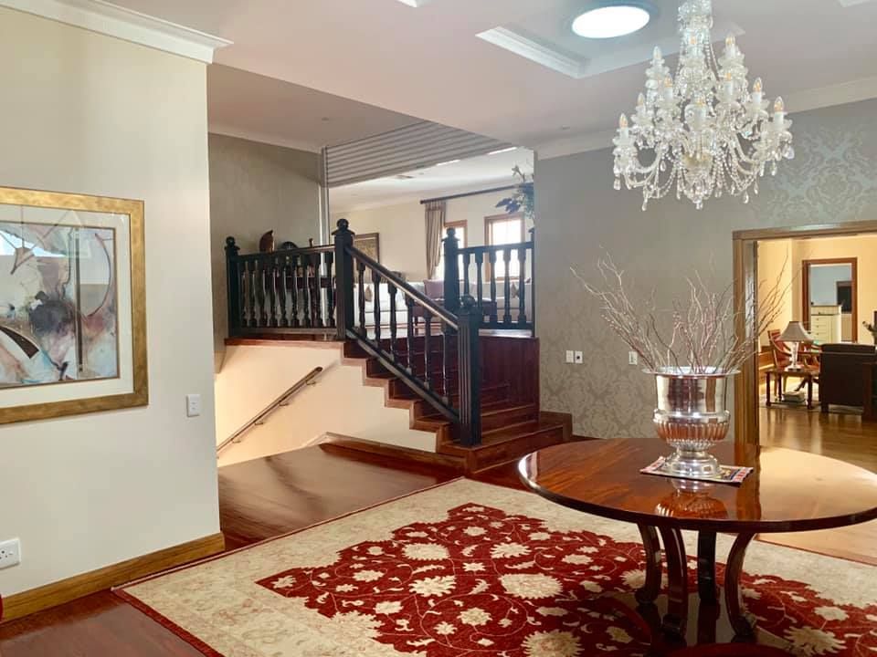 2015 Classical Interior Renovation - Revisited 2019, CS DESIGN CS DESIGN Classic corridor, hallway & stairs