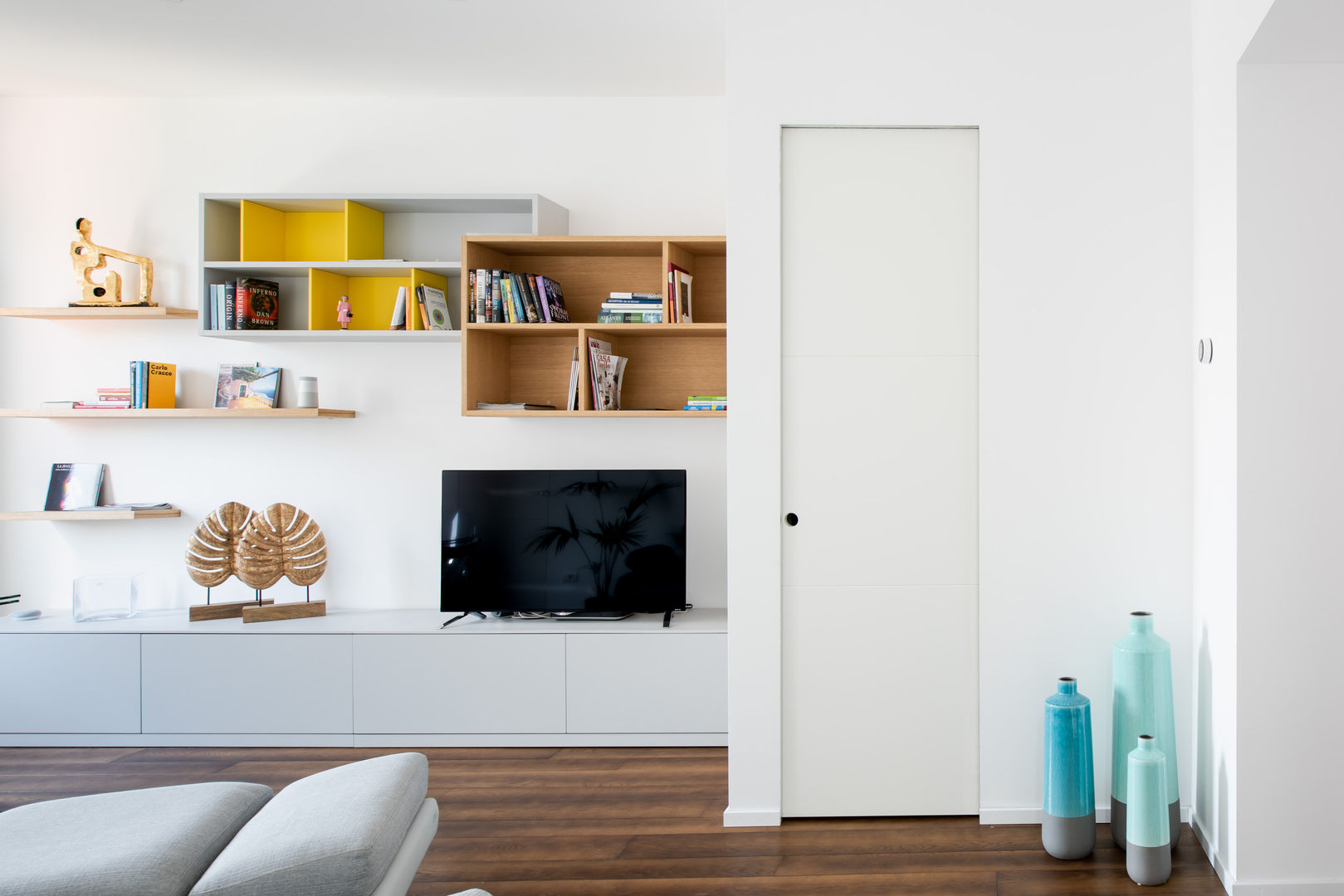 CASA A.: L'appartamento era suddiviso in 3 stanze distribuite da un grande corridoio, GruppoTre Architetti GruppoTre Architetti Salas de estilo minimalista