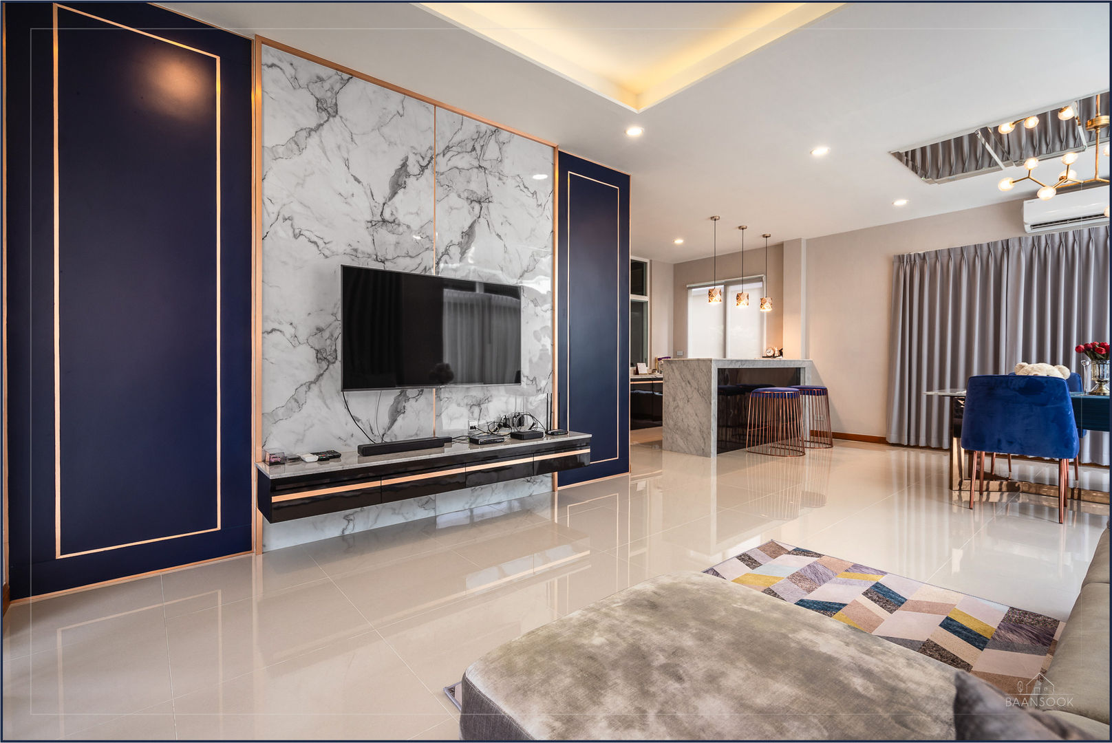 เรียบง่าย ลงตัว @วรารมย์ พรีเมี่ยม จตุโชติ, BAANSOOK Design & Living Co., Ltd. BAANSOOK Design & Living Co., Ltd. Modern Oturma Odası TV Dolabı & Mobilyaları