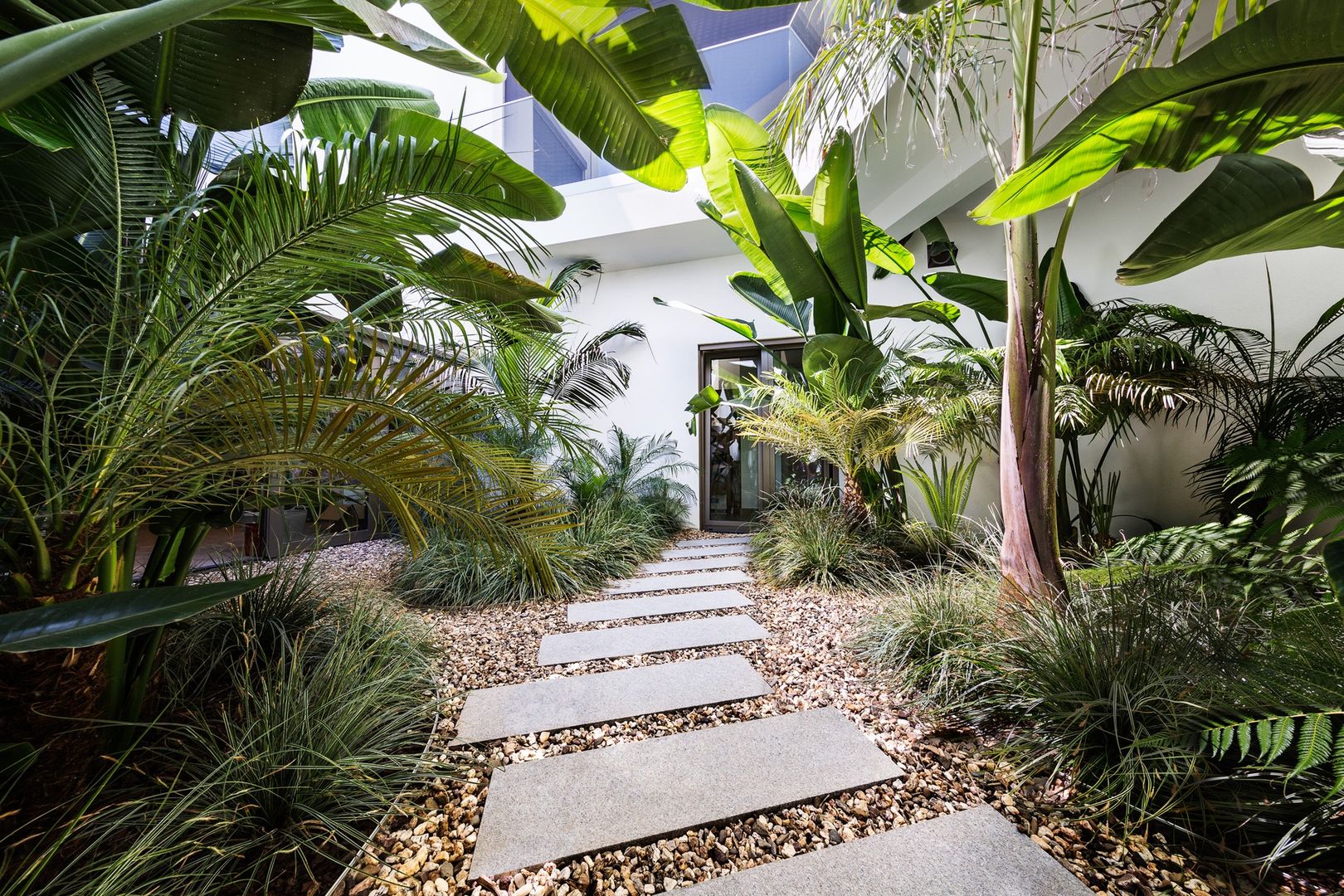 Casa Raio de Luz em Porches, Jardíssimo Jardíssimo Jardines de estilo tropical