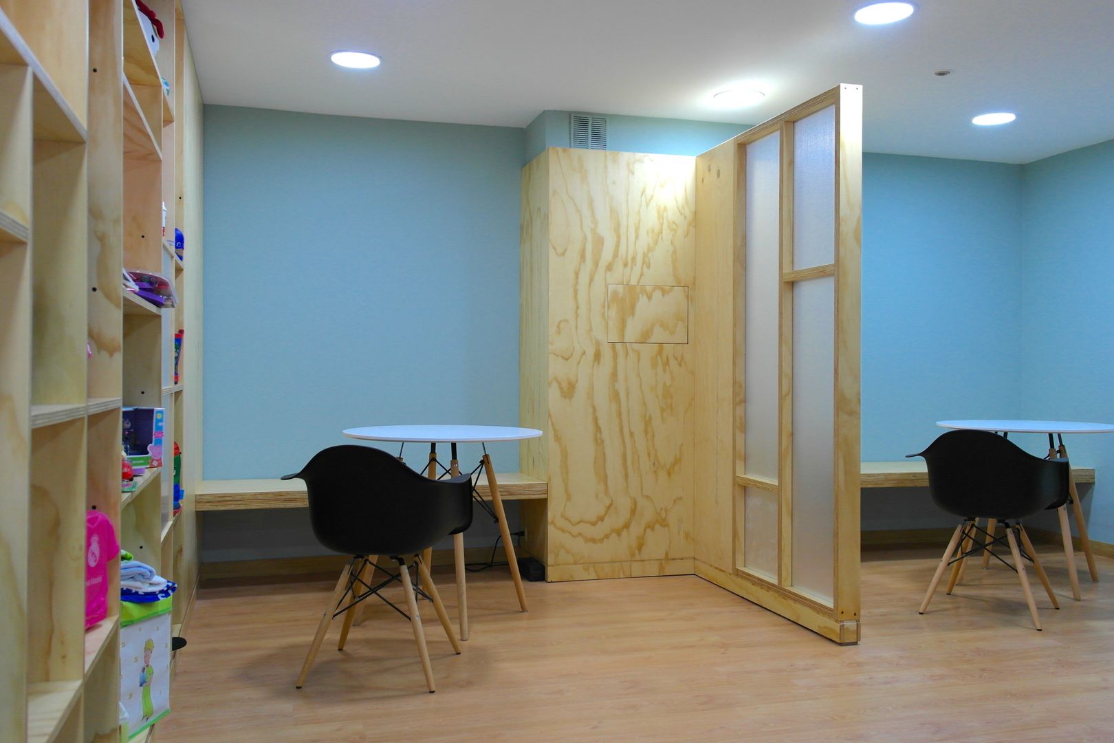 Salas de reunión informal entrearquitectosestudio Salones modernos Madera maciza Multicolor