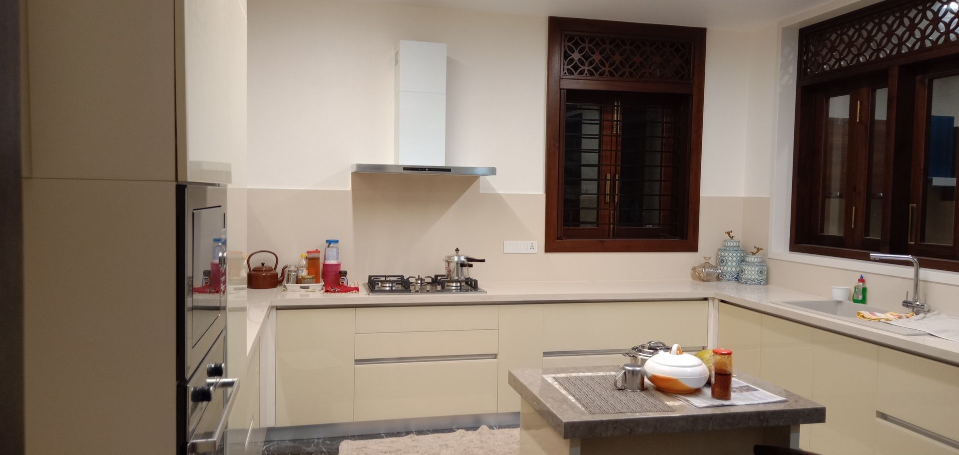 Modular Kitchen in Chennai by Hoop Pine Hoop Pine Interior Concepts Kitchen units Glass