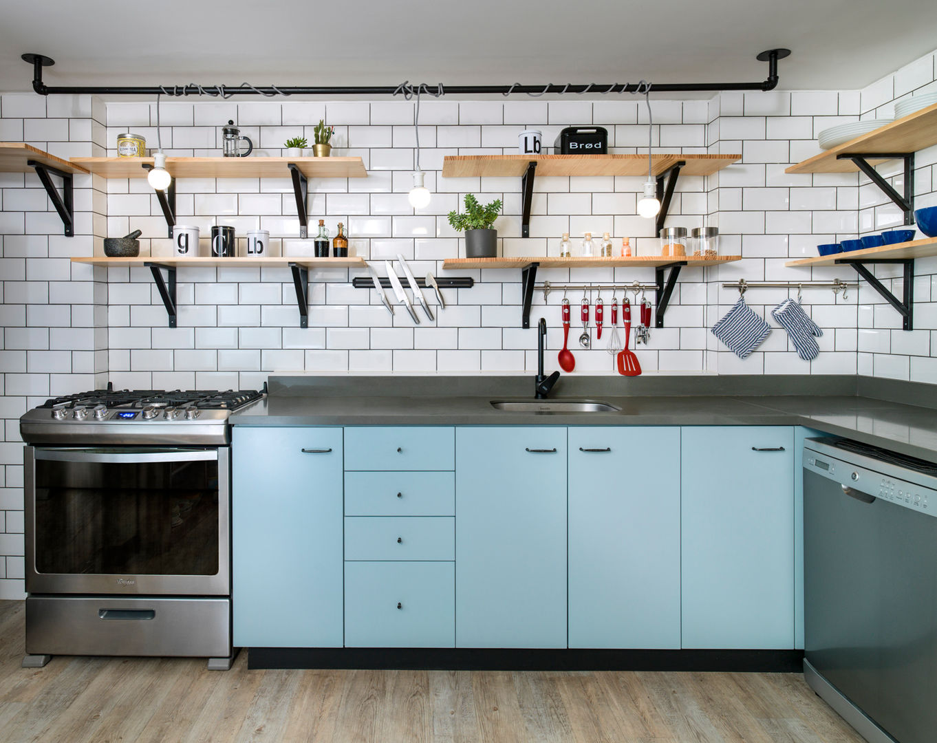 Cocina abierta entrearquitectosestudio Cocinas integrales Madera Acabado en madera quarstone,subway tile,shelving,azul cielo