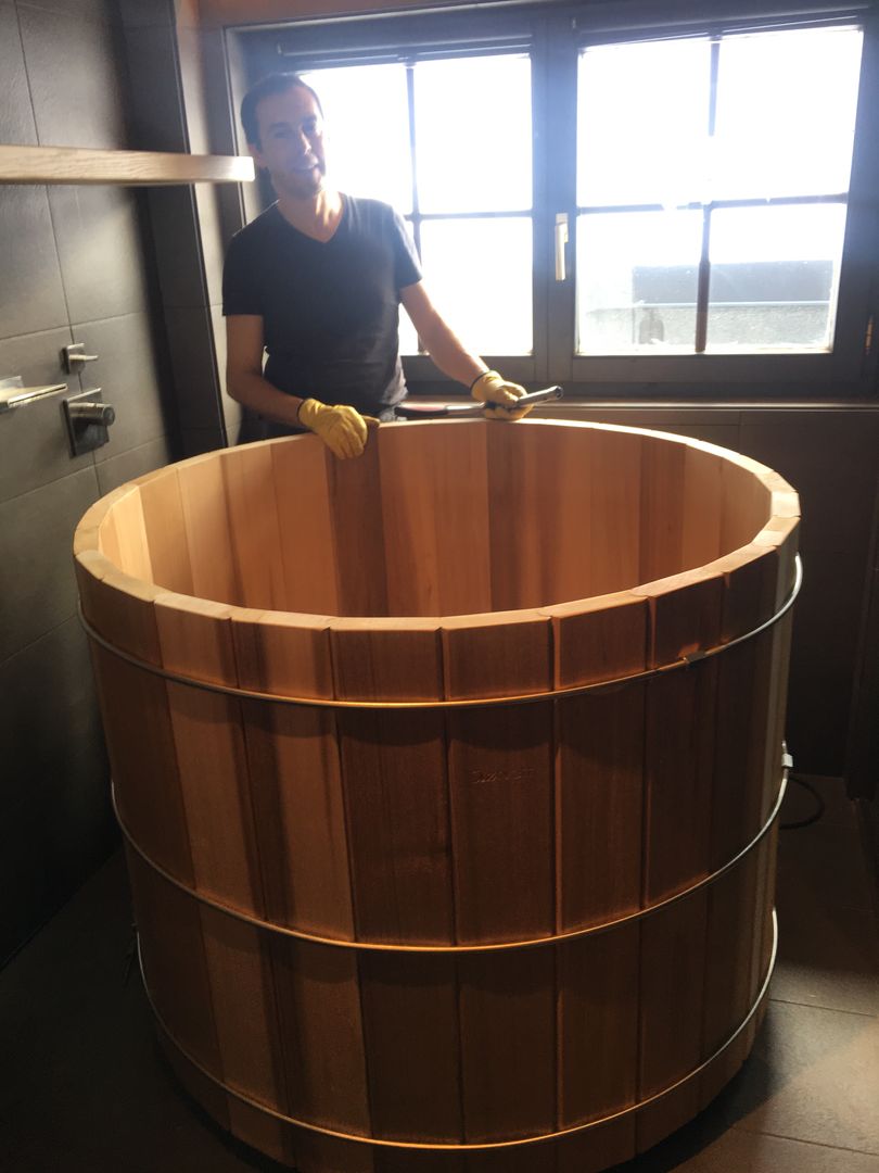 Bañera de madera de Cedro en las habitaciones de un hotel de lujo., CASÁRBOL CASÁRBOL Spazi commerciali Hotel