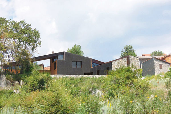 Vista de la Era de la vivienda, abierta al paisaje SANTI VIVES ARQUITECTURA EN BARCELONA Casas unifamiliares