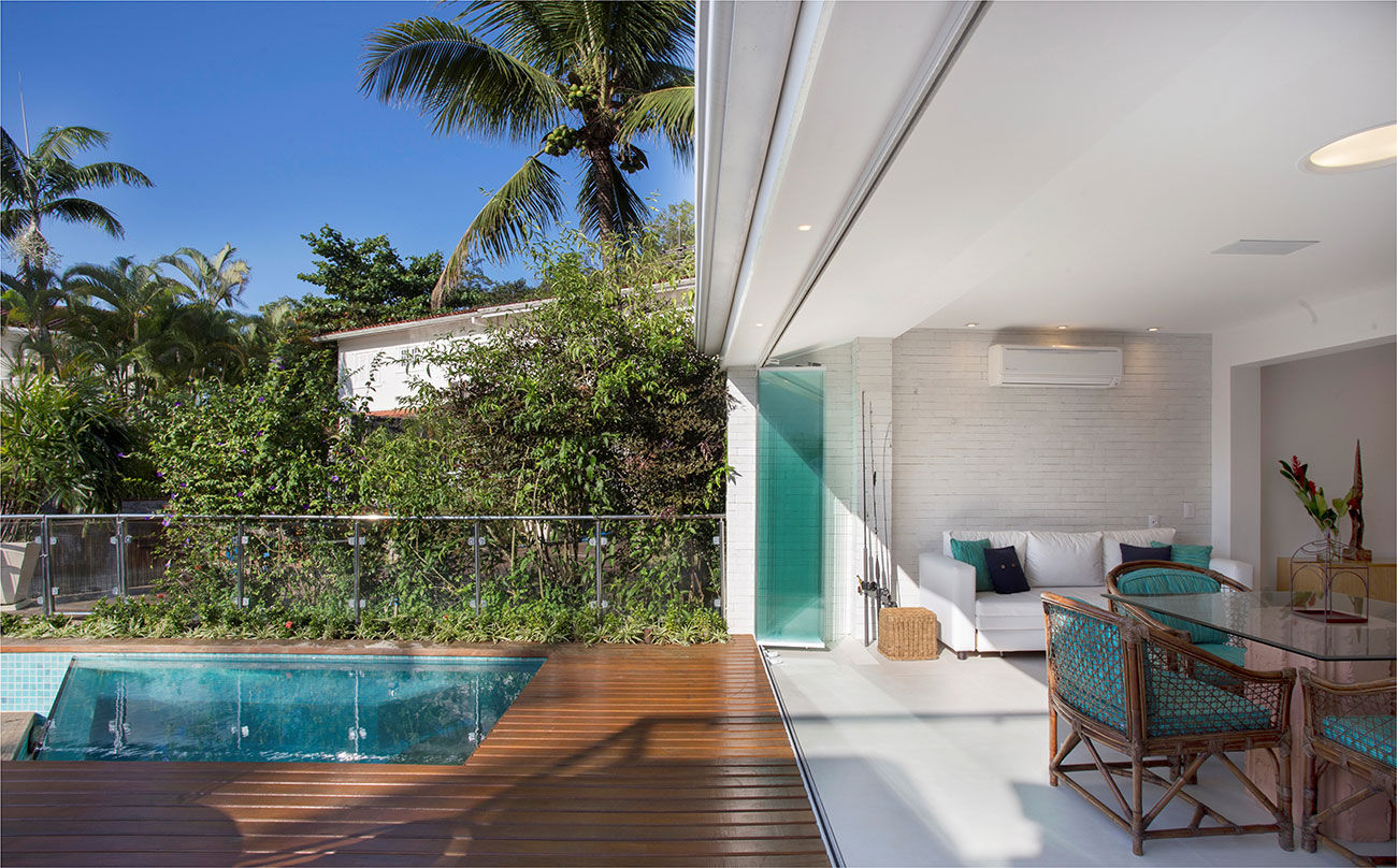 Casa SRC junto ao mar, Viviane Cunha Arquitetura Viviane Cunha Arquitetura Varandas, marquises e terraços modernos