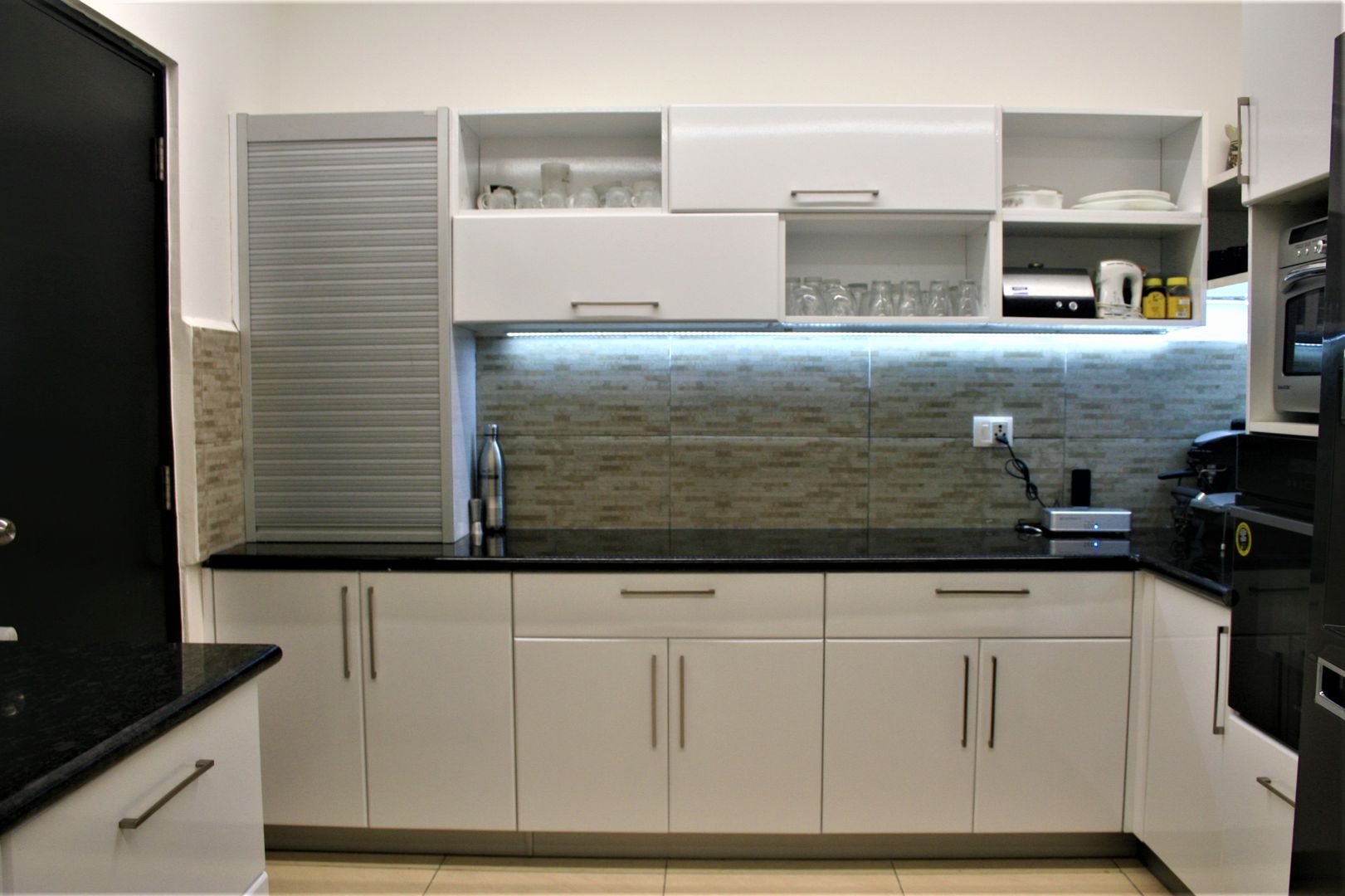Modern Luxurious Apartment Dwelling, 3A Architects Inc 3A Architects Inc Cuisine intégrée Aluminium/Zinc