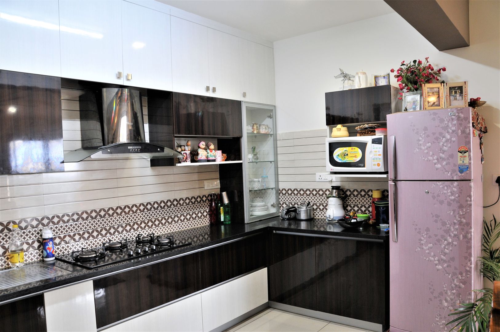 Ethnic & Contemporary yet Modern, 3A Architects Inc 3A Architects Inc Built-in kitchens پلائیووڈ