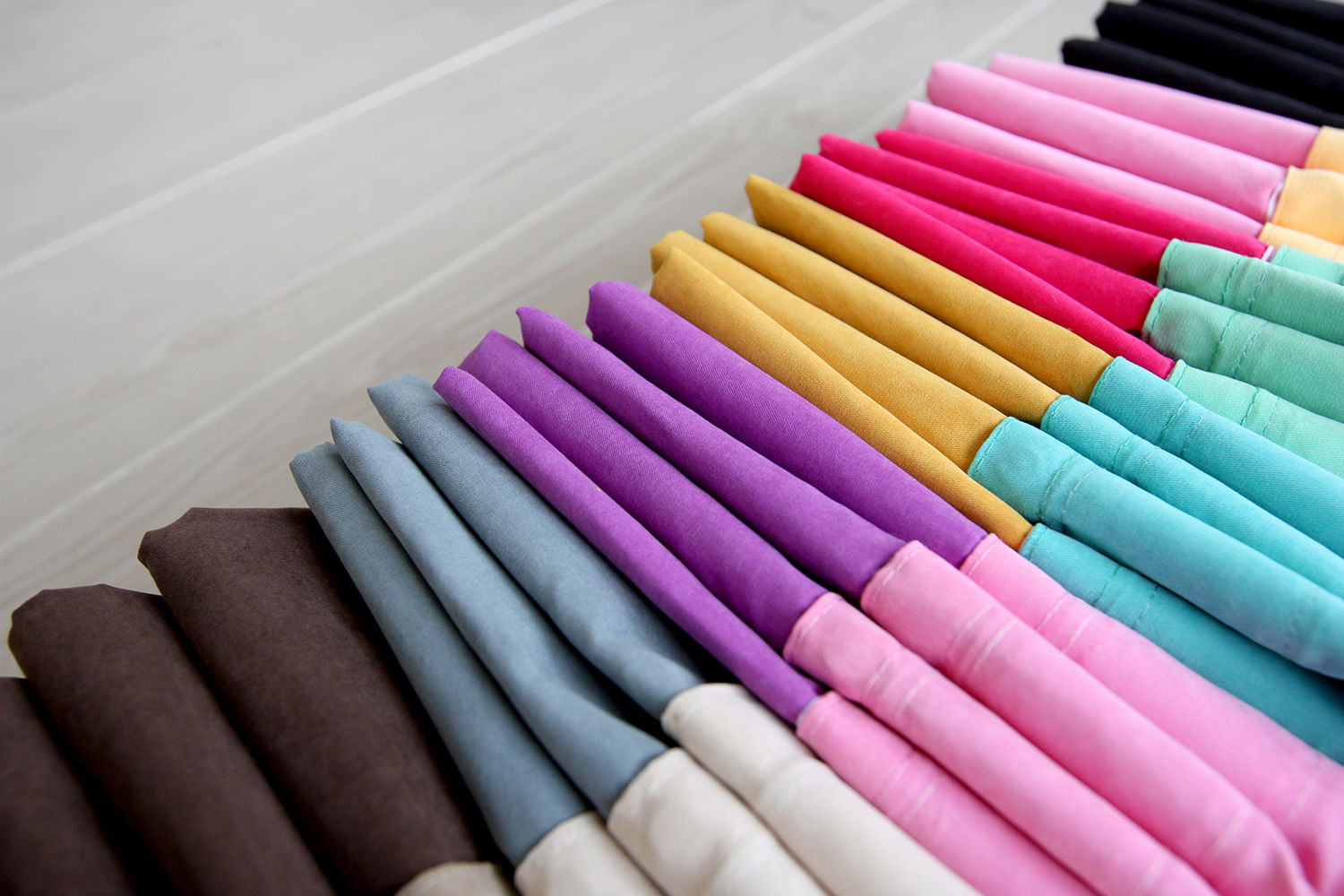 高彩度的自在居家，讓窗簾也能營造主色調｜Donzu 拼色布簾．布簾 / 門簾 / 隔間簾 MSBT 幔室布緹 Tropical style bedroom Flax/Linen Pink Textiles