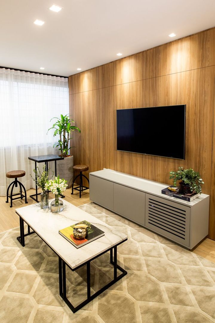 Apartamento aconchegante em tons neutros e madeira, ZOMA Arquitetura ZOMA Arquitetura Salas de estilo moderno Muebles para televisión y equipos