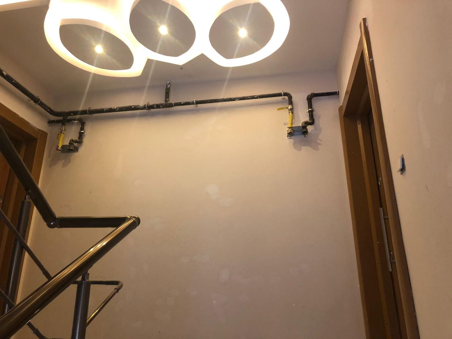 Bina girişi tavanı asmatavan led uygulaması ASK MİMARLIK İNŞAAT Merdivenler