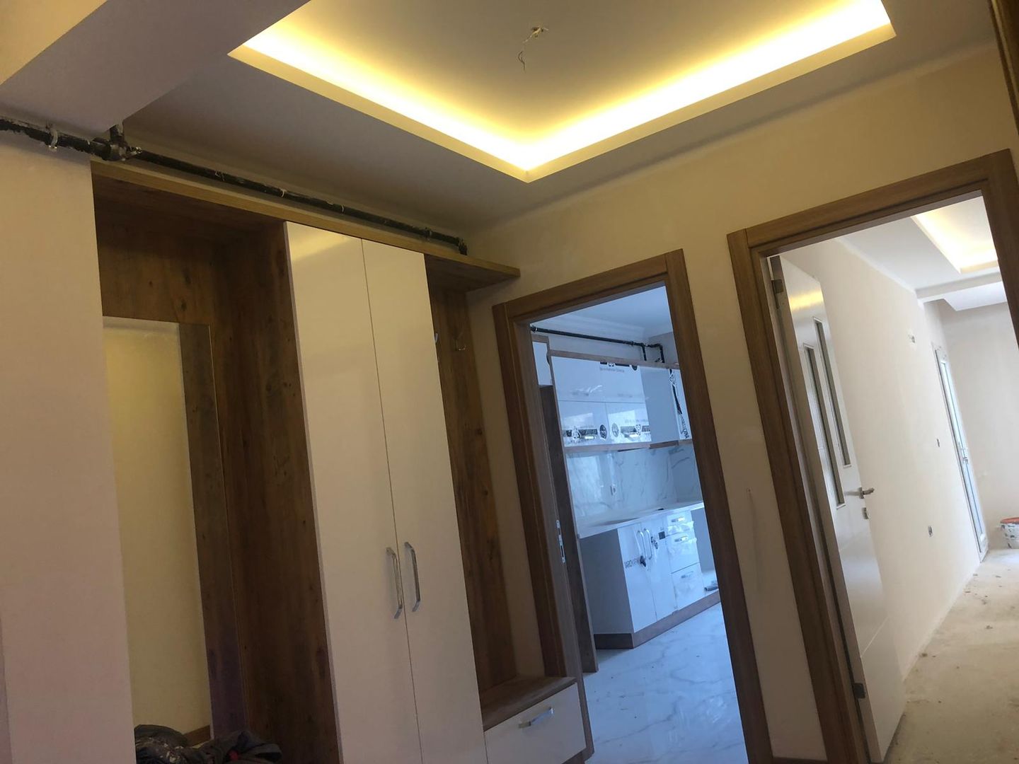 Daire girişi asmatavan led uygulaması ASK MİMARLIK İNŞAAT Minimalist Koridor, Hol & Merdivenler
