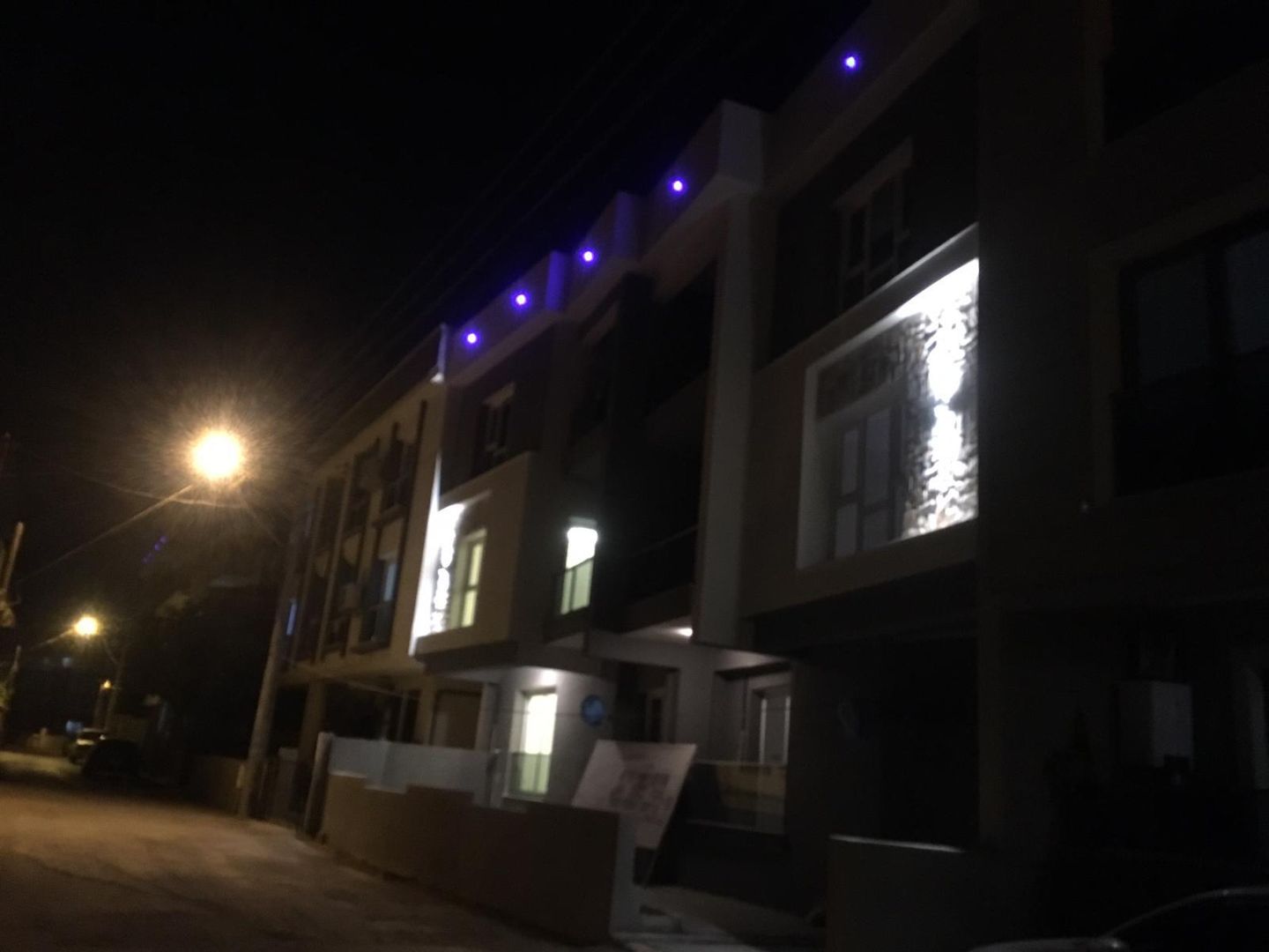 Binamızın dış cephe aydınlatması ASK MİMARLIK İNŞAAT Modern Duvar & Zemin