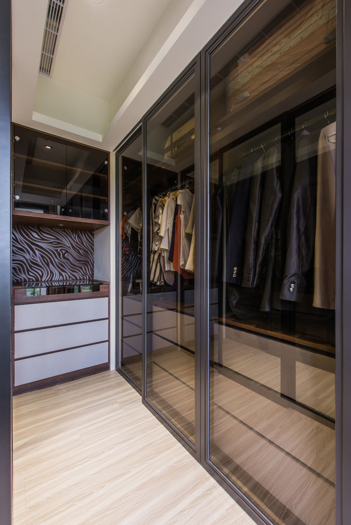 主臥更衣室 你妳國際空間設計 Modern style dressing rooms Wood-Plastic Composite