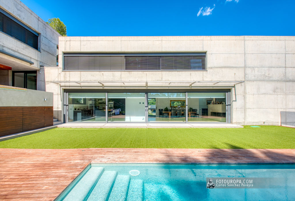 Fachada al jardín de una casa contemporánea en Bellaterra Carlos Sánchez Pereyra | Artitecture Photo | Fotógrafo Jardines en la fachada