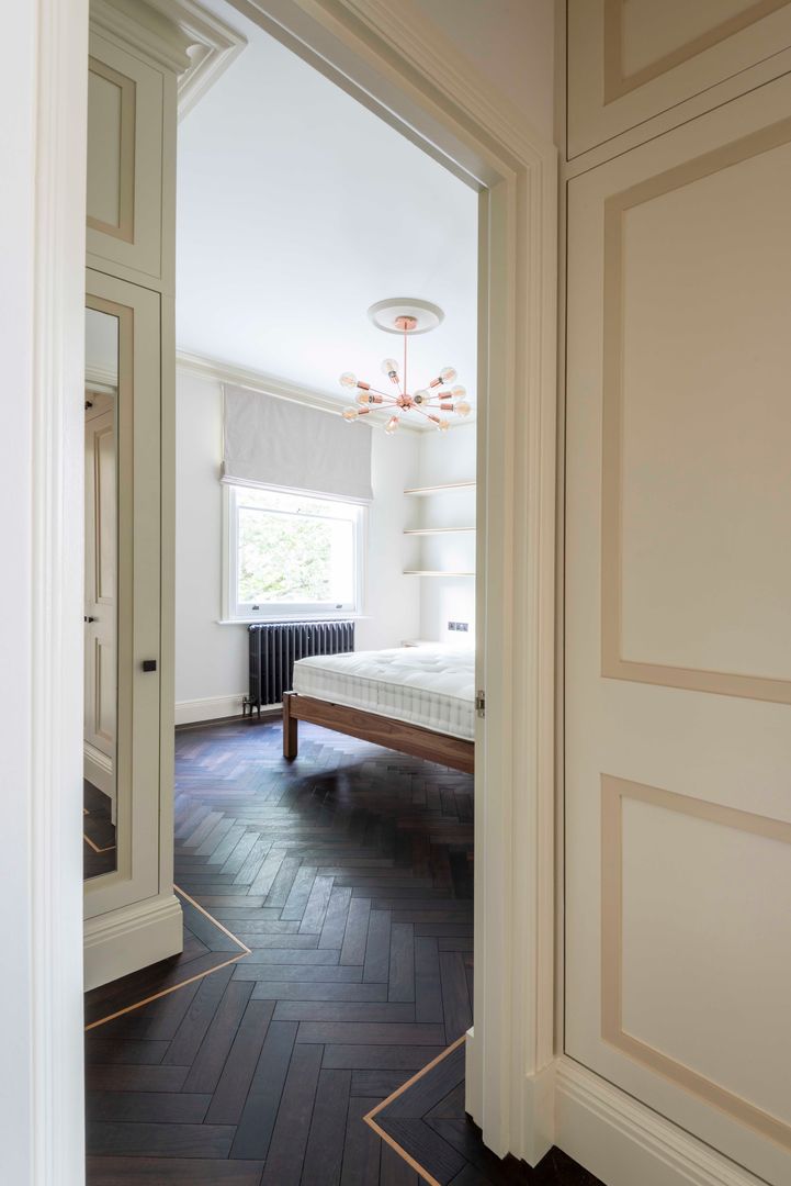 The bedroom Prestige Architects By Marco Braghiroli Dormitorios clásicos