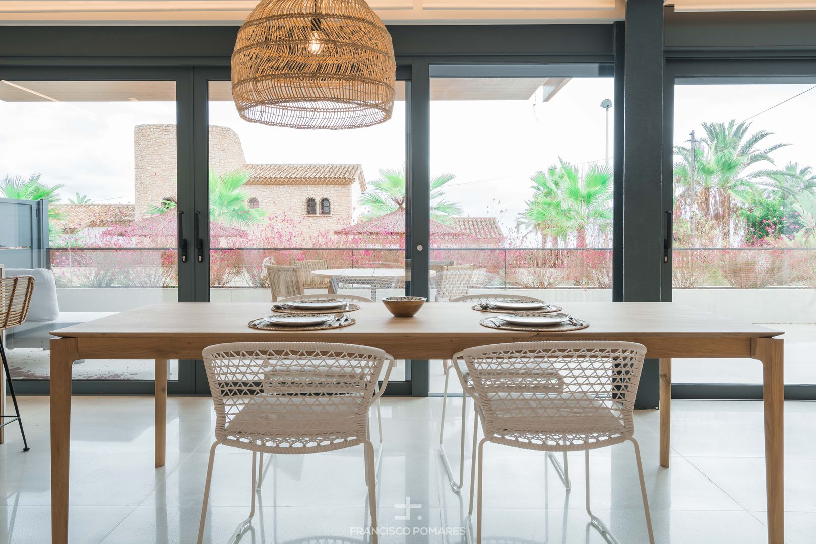 Interiorismo de estilo mediterráneo y diseño de cocina en apartamento (casa en la playa), ARREL arquitectura ARREL arquitectura Mediterranean style dining room Solid Wood Multicolored Tables