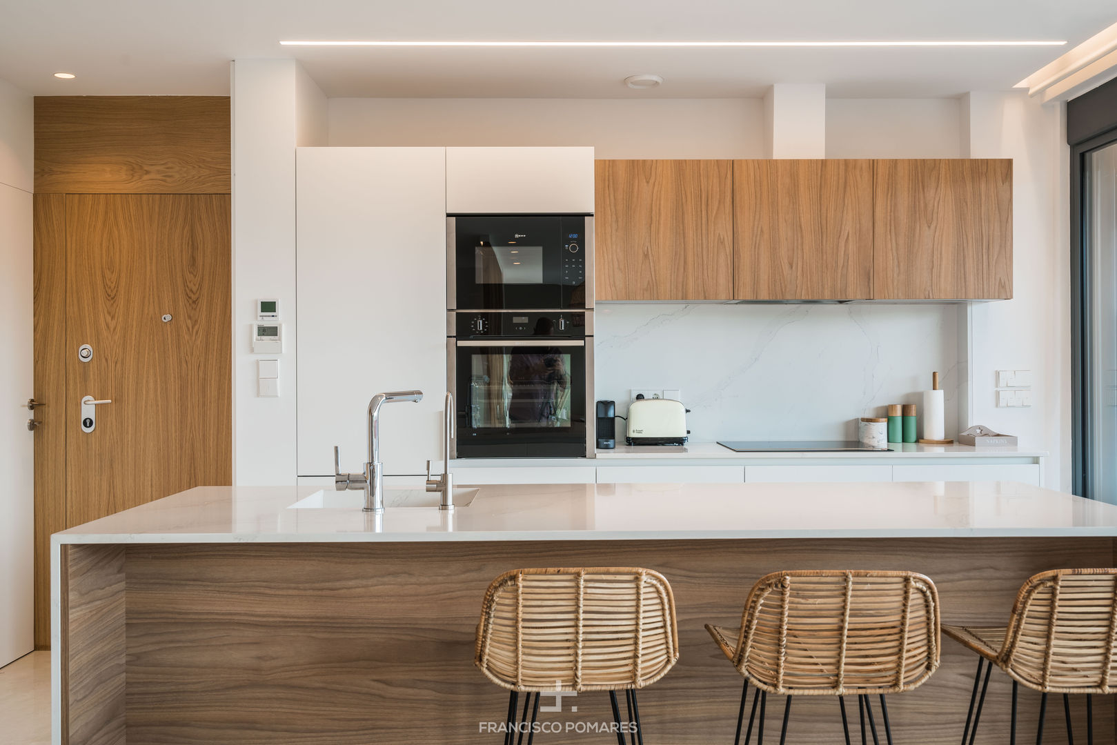 Interiorismo de estilo mediterráneo y diseño de cocina en apartamento (casa en la playa), ARREL arquitectura ARREL arquitectura Built-in kitchens Wood Wood effect