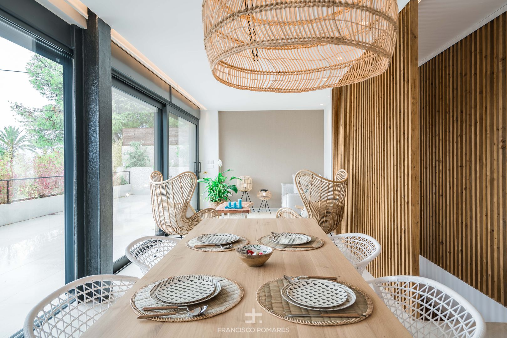 Interiorismo de estilo mediterráneo y diseño de cocina en apartamento (casa en la playa), ARREL arquitectura ARREL arquitectura Dining room لکڑی Wood effect