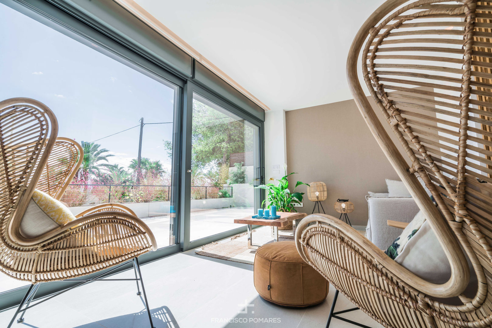 Interiorismo de estilo mediterráneo y diseño de cocina en apartamento (casa en la playa), ARREL arquitectura ARREL arquitectura ห้องนั่งเล่น