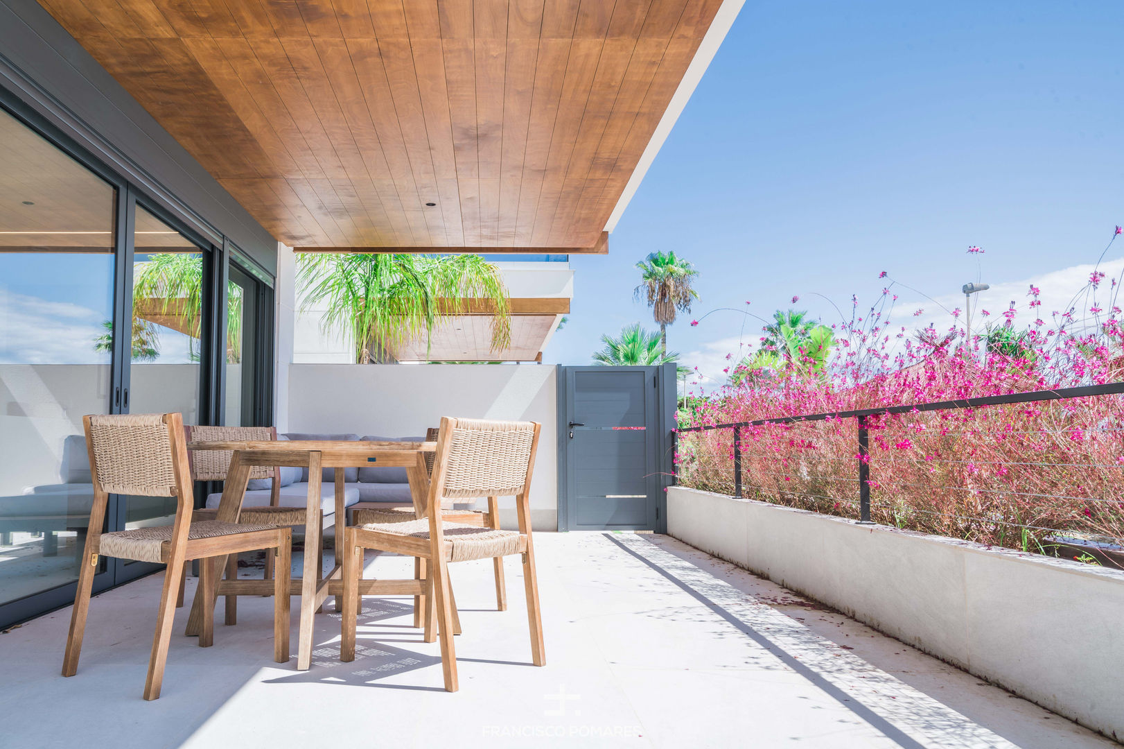 Interiorismo de estilo mediterráneo y diseño de cocina en apartamento (casa en la playa), ARREL arquitectura ARREL arquitectura 露臺