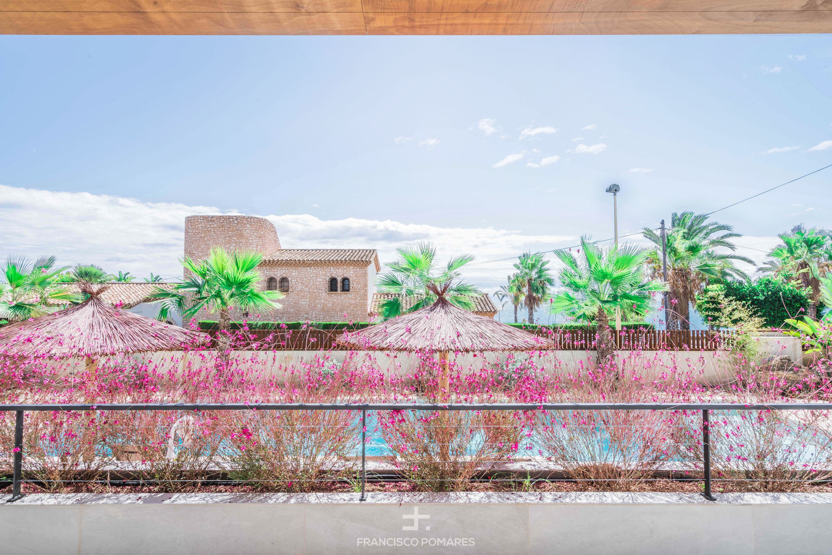 Vistas a la piscina y al mar desde la terraza ARREL arquitectura Balcones y terrazas de estilo mediterráneo