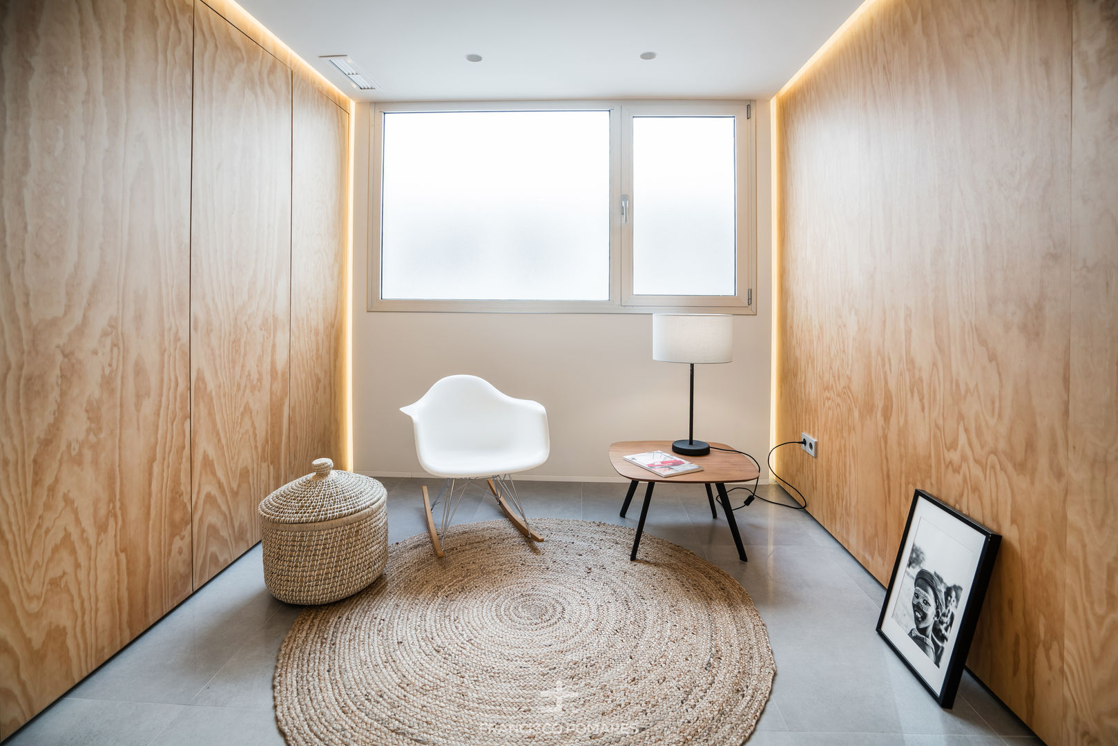 Espacio multifuncional de la vivienda - Vestidor/Dormitorio extra ARREL arquitectura Pasillos, vestíbulos y escaleras de estilo moderno Madera Acabado en madera Reforma,diseño,madera,abedul,contrachapado,luz indirecta,led,arquitectura,lighting,furniture,design,home