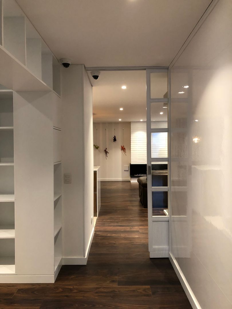 Apartamento AGS, entrearquitectosestudio entrearquitectosestudio Modern Corridor, Hallway and Staircase Chipboard