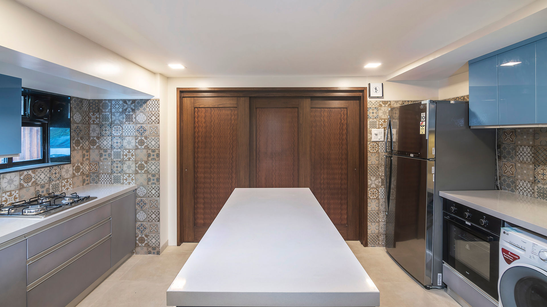 Small Kitchen with Island - Mumbai Project by Kuche7 Küche7 Kitchen آئرن / اسٹیل Bench tops