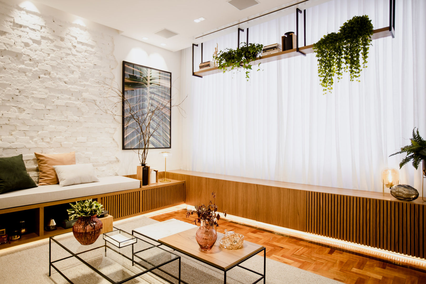 Sala de estar com inspiração brasileira com parede de tijolinho branco, ZOMA Arquitetura ZOMA Arquitetura Modern living room