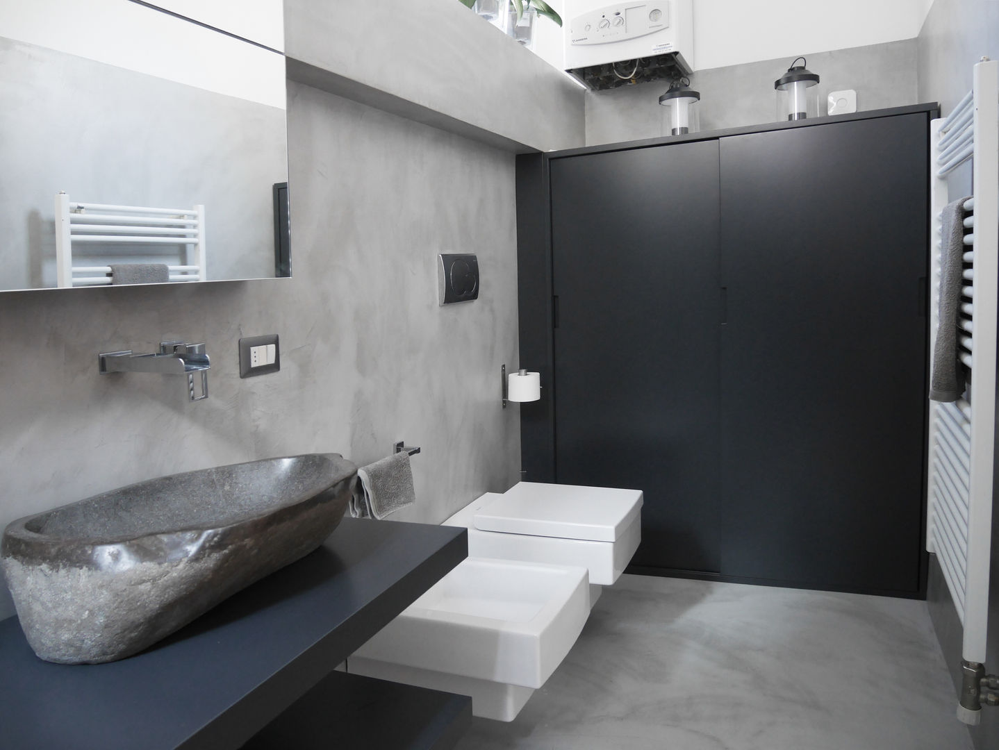 un bagno grigio, studio di progettazione architetto caterina martini studio di progettazione architetto caterina martini ห้องน้ำ