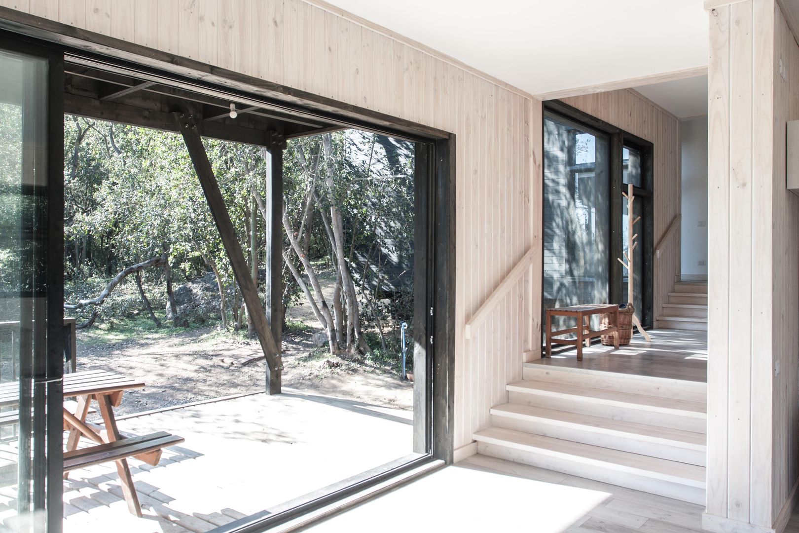 Casa Olmue, MACIZO, ARQUITECTURA EN MADERA MACIZO, ARQUITECTURA EN MADERA Modern corridor, hallway & stairs Wood Wood effect