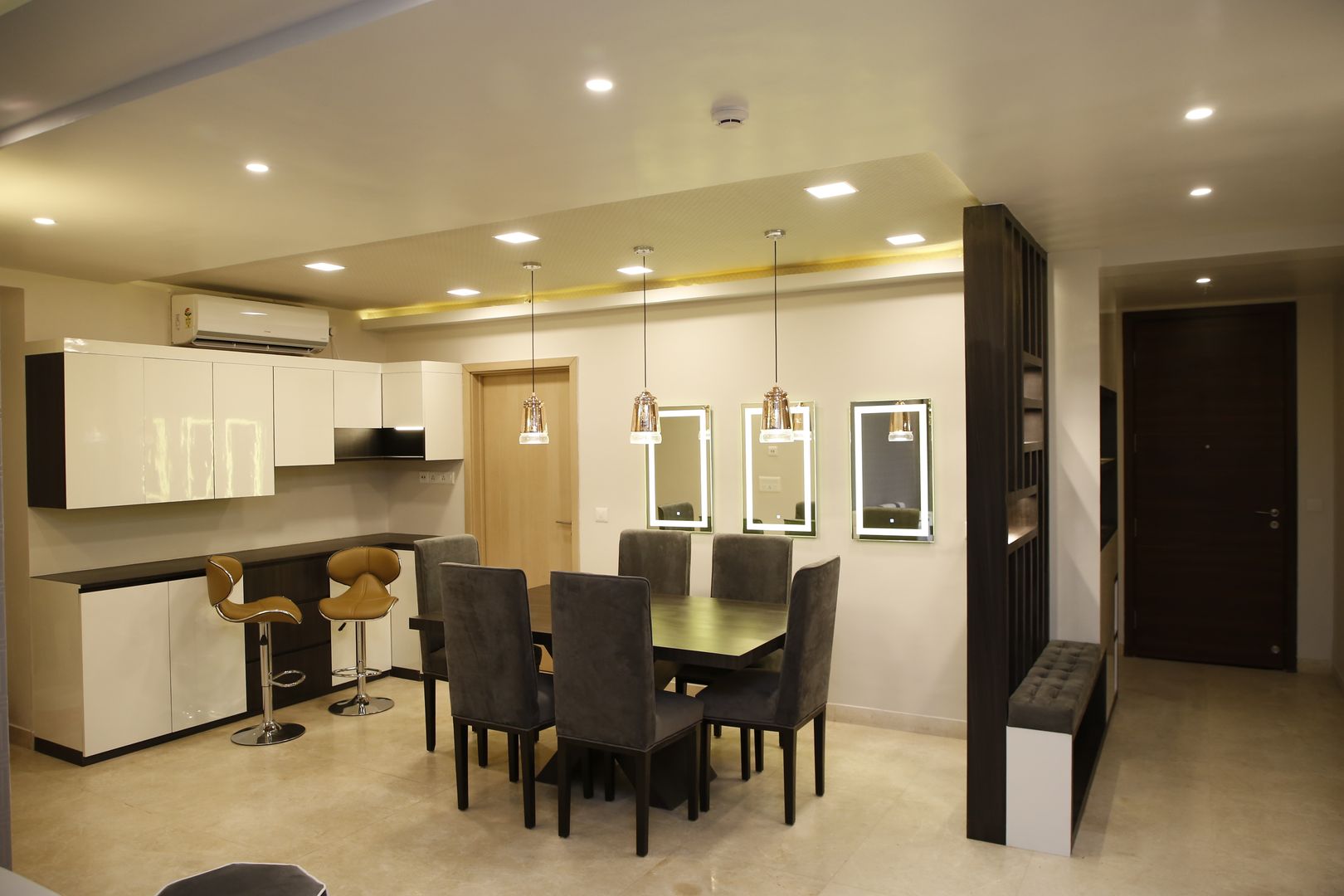 DLF Newtown Heights Kolkata - Dining and Crockery Unit with Built in Bar, Kphomes Kphomes 모던스타일 다이닝 룸