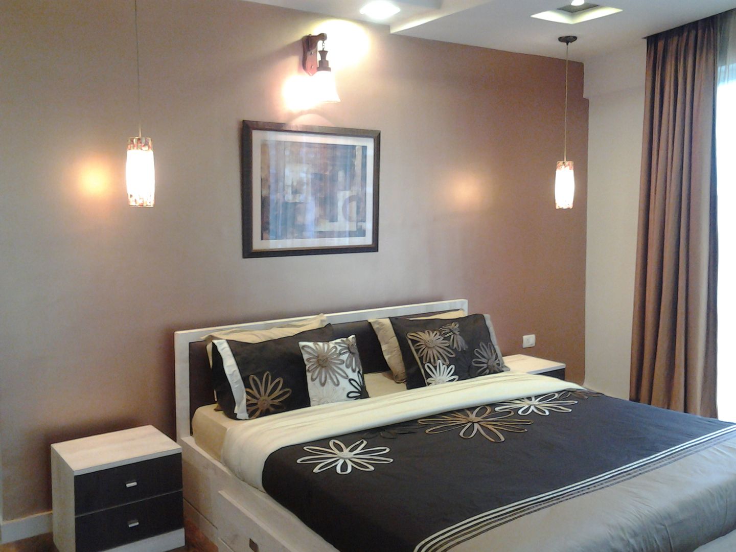 Rustic Bedroom with a Touch of Gold, Kphomes Kphomes Dormitorios de estilo rústico