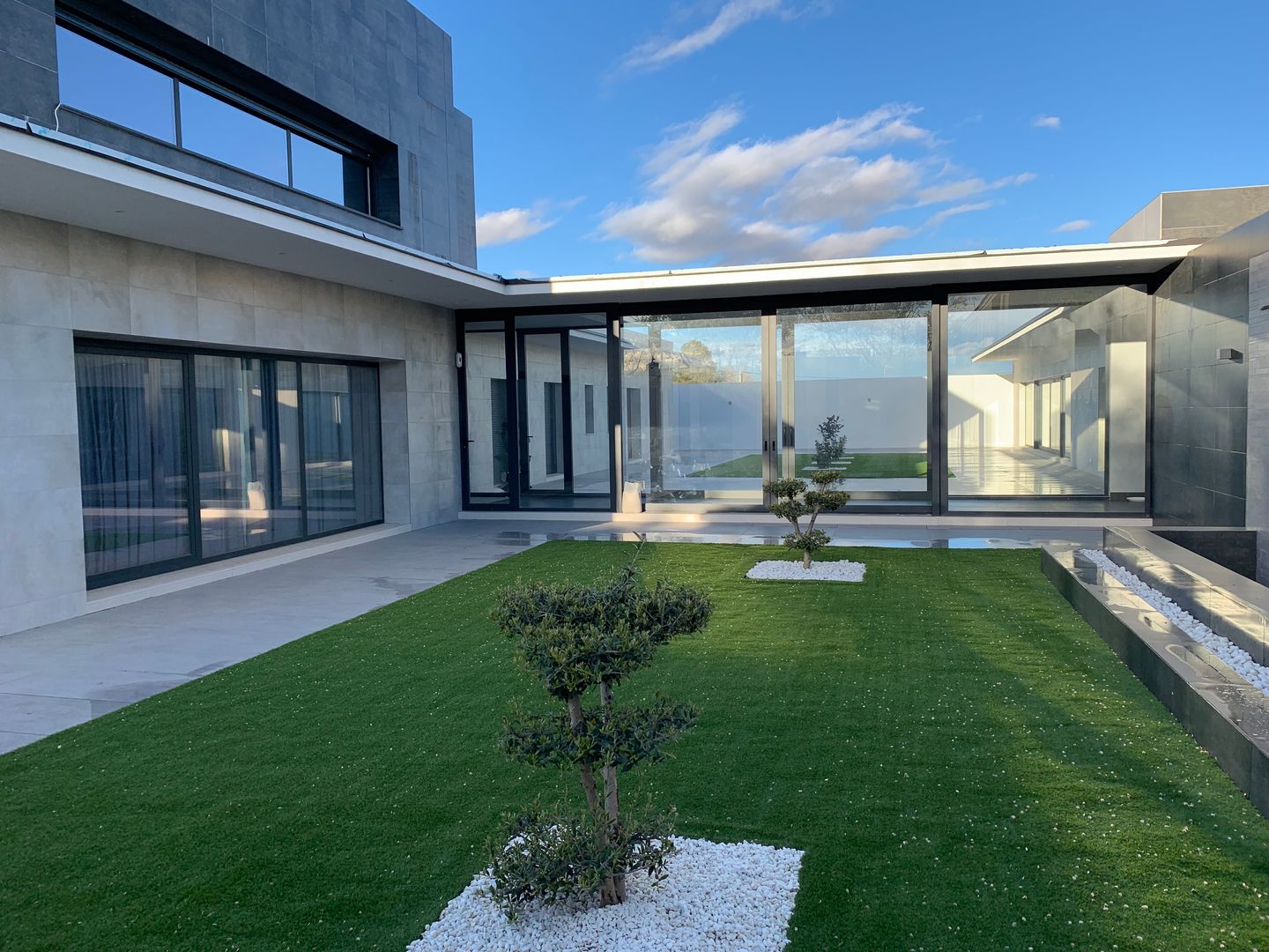 JARDÍN INTERIOR ACRO ARQUITECTOS E INGENIEROS S.L.P. - EASYCTE Jardines de estilo moderno Vidrio PATIO,JARDÍN