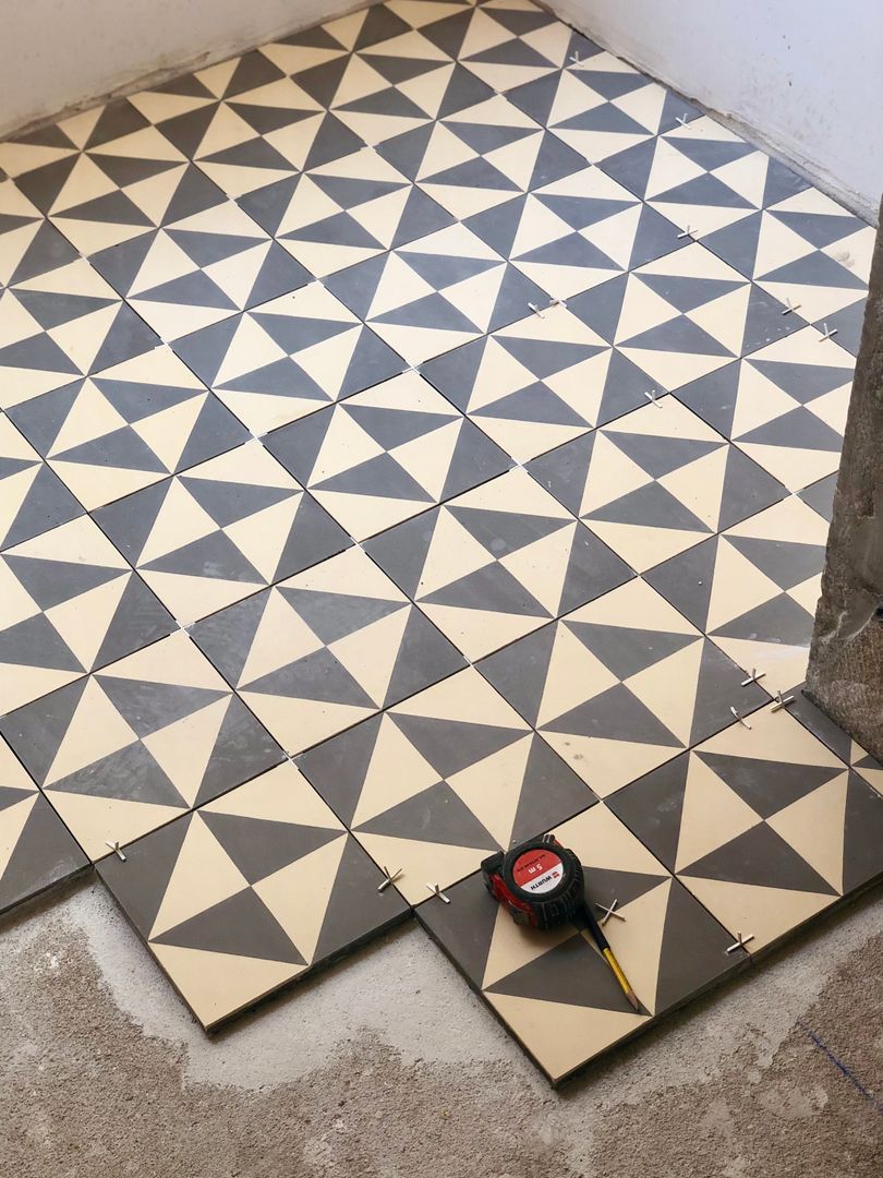 Instalação de mosaico hidráulico em chão de cozinha Estilos Rústicos Pavimentos Concreto
