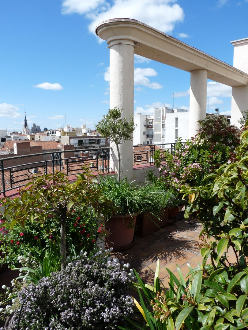 homify Eclectic style balcony, veranda & terrace