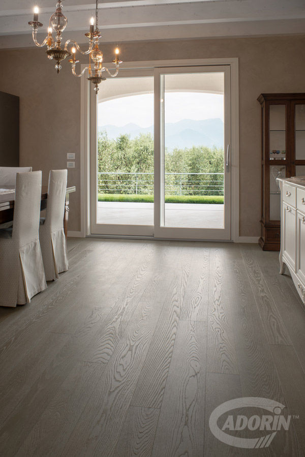 Parquet in rovere dalla finitura Grigio Sabbia, Cadorin Group Srl - Italian craftsmanship production Wood flooring and Coverings Cadorin Group Srl - Italian craftsmanship production Wood flooring and Coverings Moderne Esszimmer Holz Holznachbildung