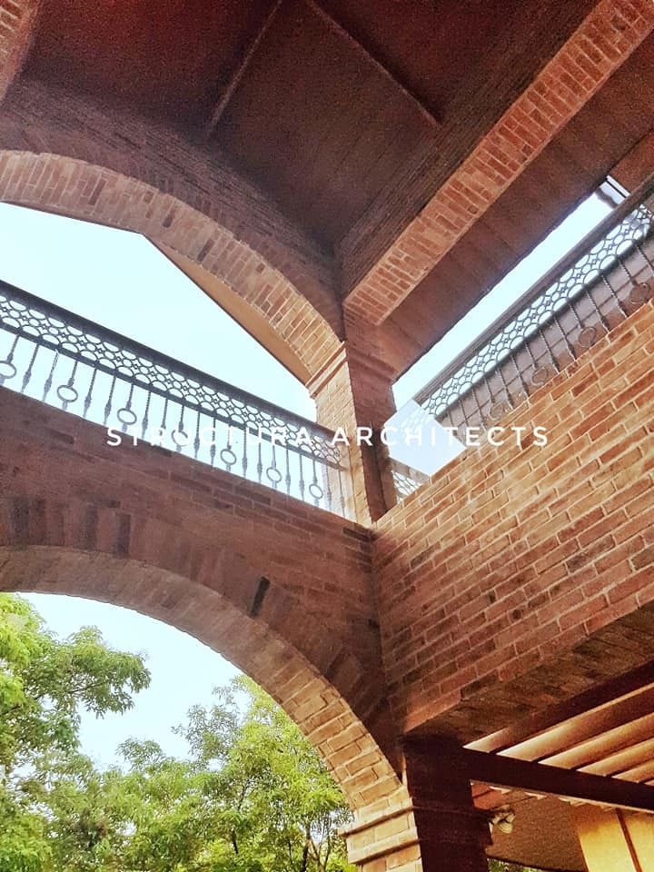 High Ceiling Over the Main Door Structura Architects Mediterranean style balcony, veranda & terrace Bricks