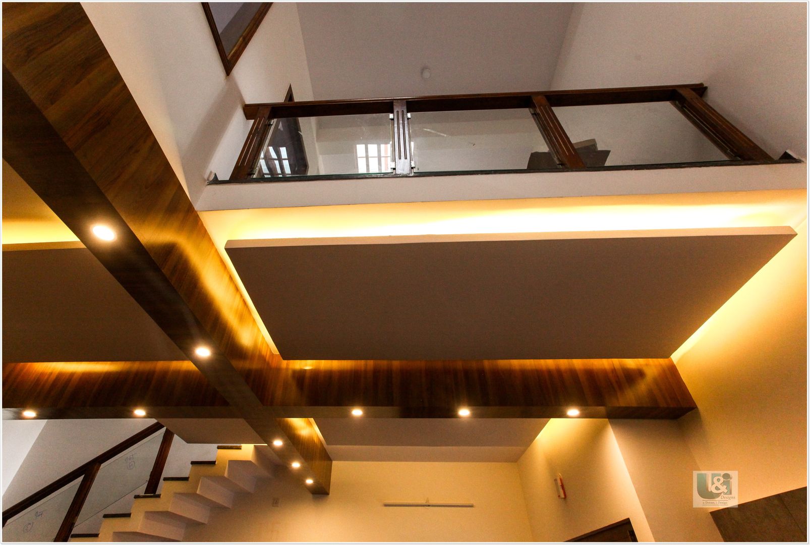 False ceiling in the Foyer Studio Ipsa Modern corridor, hallway & stairs