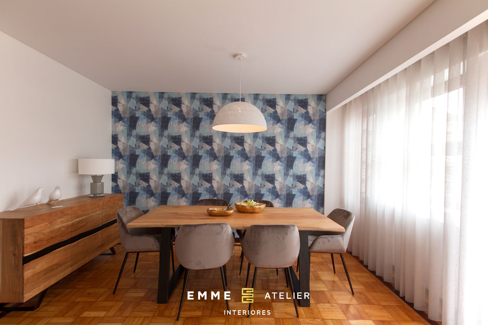 Decoração estilo industrial de um apartamento T3 - Aveiro , EMME Atelier de Interiores EMME Atelier de Interiores غرفة السفرة